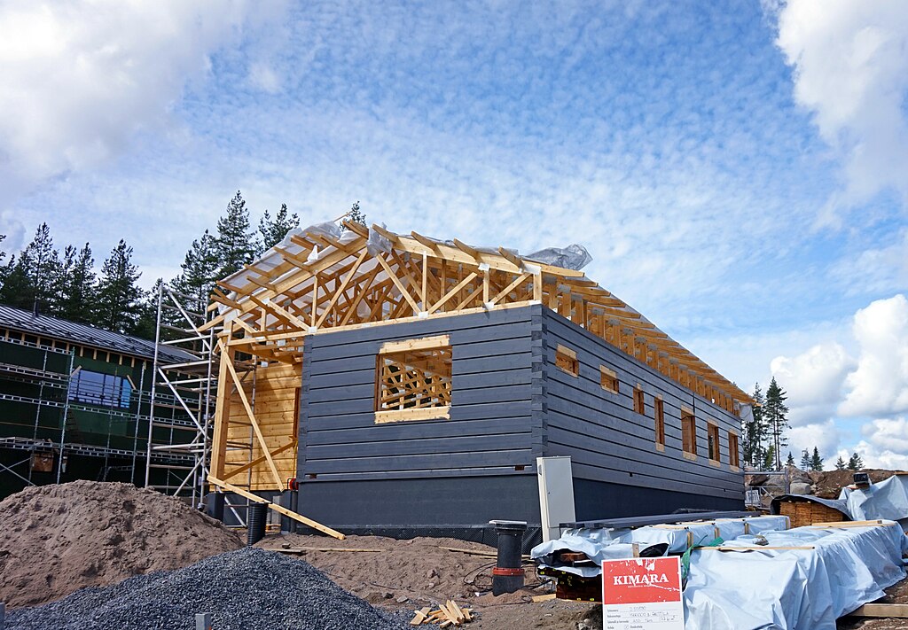 Dakconstructie in opbouw met houten spanten