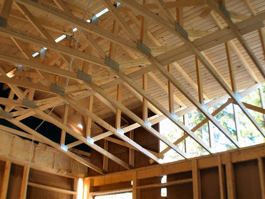 Houten dakconstructie in aanbouw met houten frame